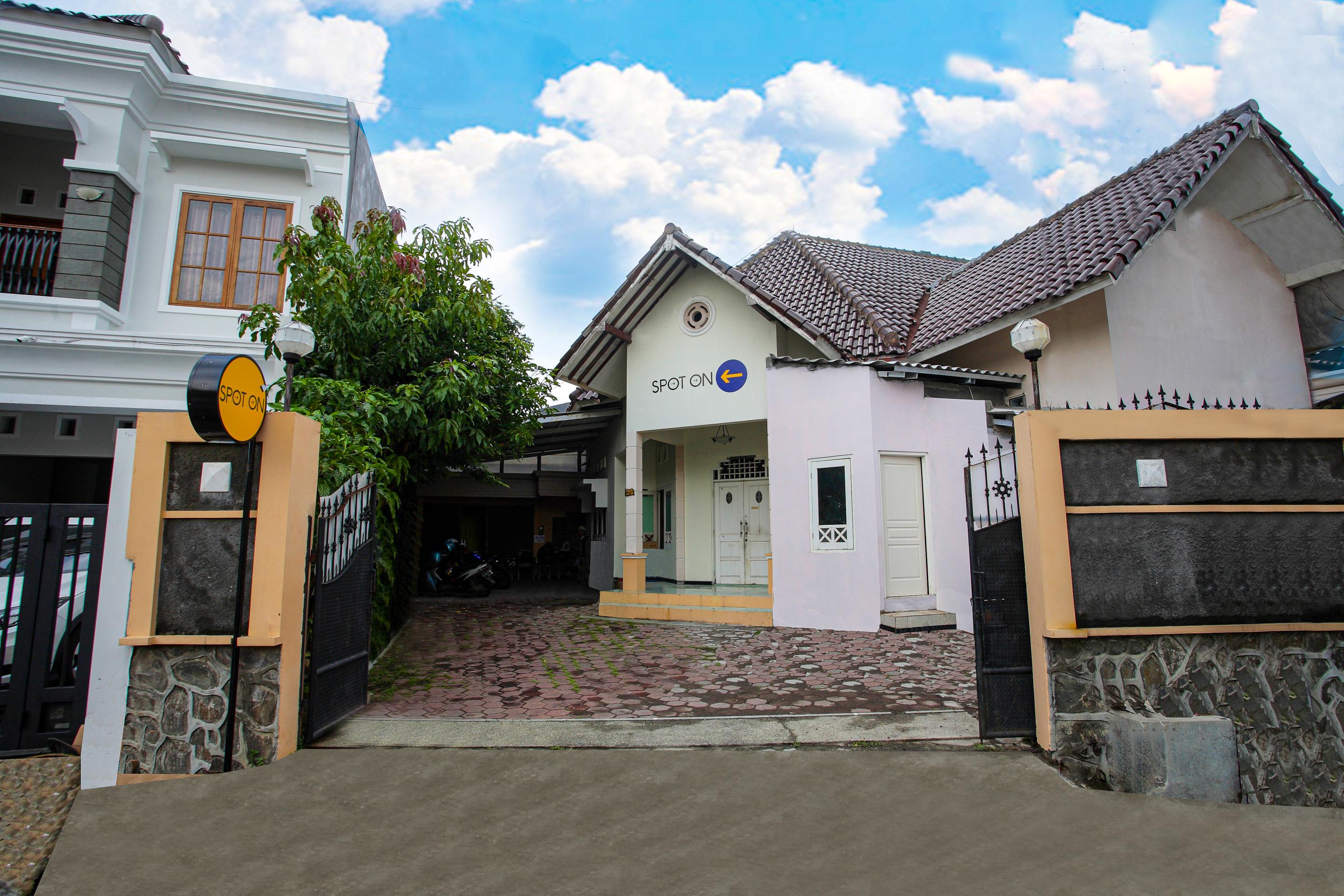 Spot On 2697 Homy House Hotel Семаранг Екстериор снимка
